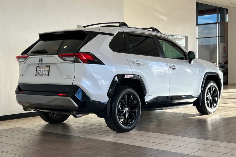 Toyota RAV4 Vehicle Full-screen Gallery Image 04