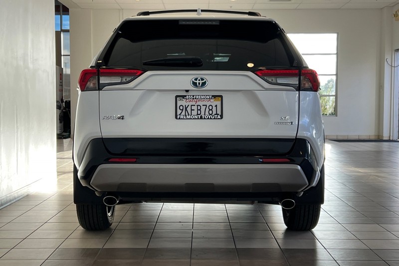 Toyota RAV4 Vehicle Full-screen Gallery Image 05