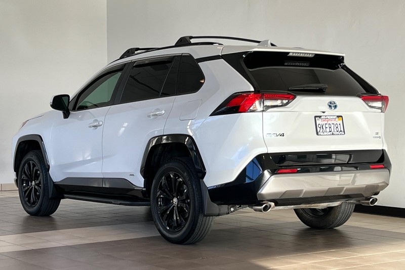 Toyota RAV4 Vehicle Full-screen Gallery Image 06