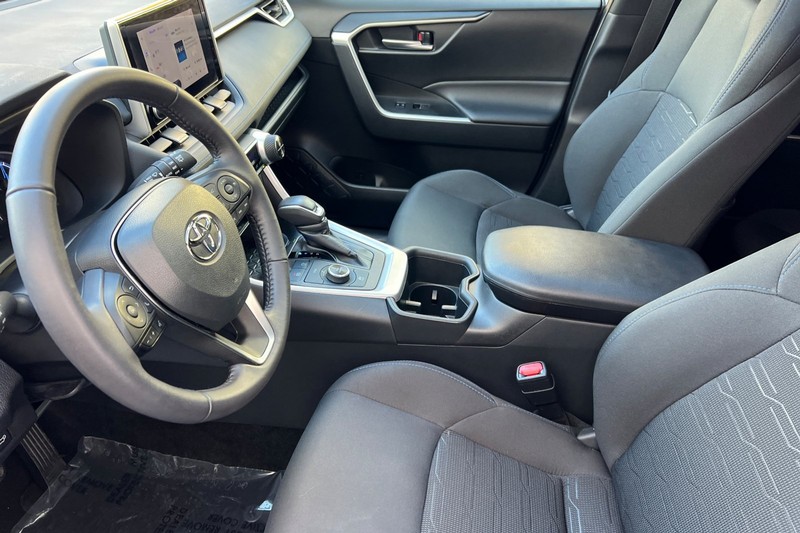 Toyota RAV4 Vehicle Full-screen Gallery Image 10