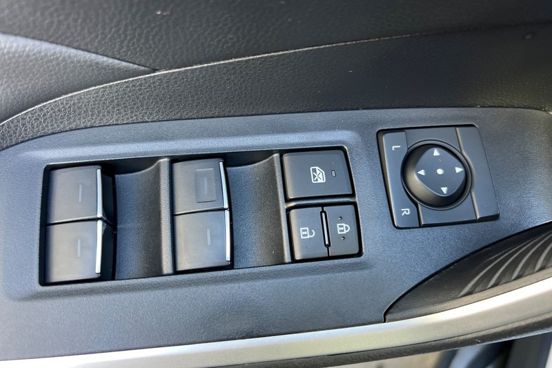 Toyota RAV4 Vehicle Full-screen Gallery Image 11