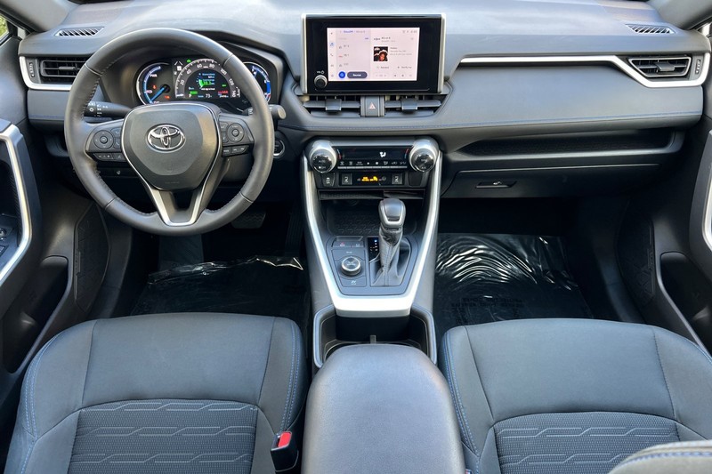 Toyota RAV4 Vehicle Full-screen Gallery Image 13