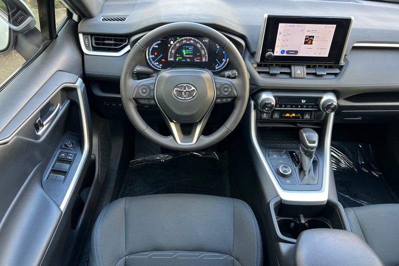 Toyota RAV4 Vehicle Full-screen Gallery Image 14