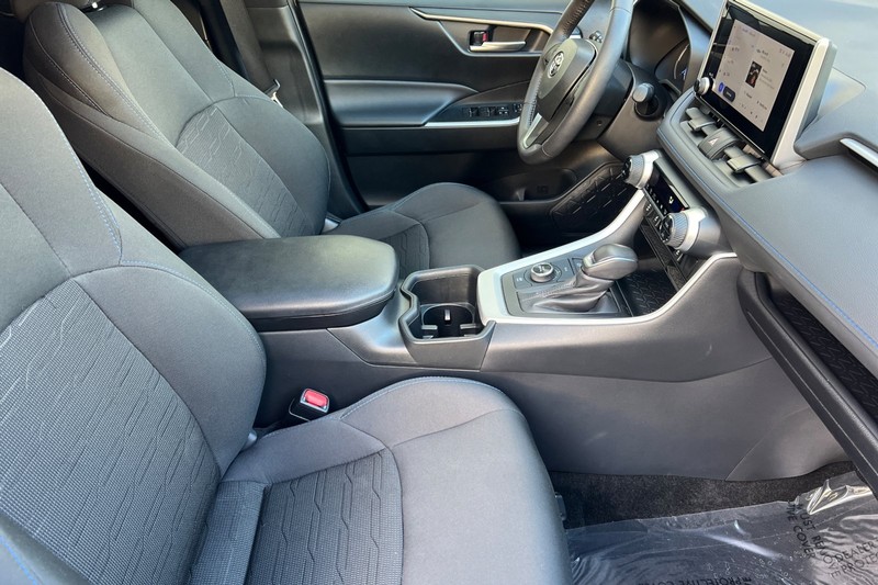 Toyota RAV4 Vehicle Full-screen Gallery Image 16