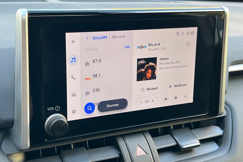 Toyota RAV4 Vehicle Full-screen Gallery Image 18