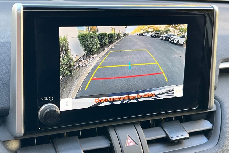 Toyota RAV4 Vehicle Full-screen Gallery Image 19