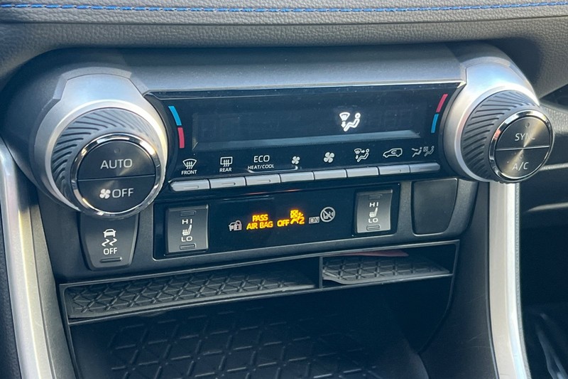 Toyota RAV4 Vehicle Full-screen Gallery Image 20