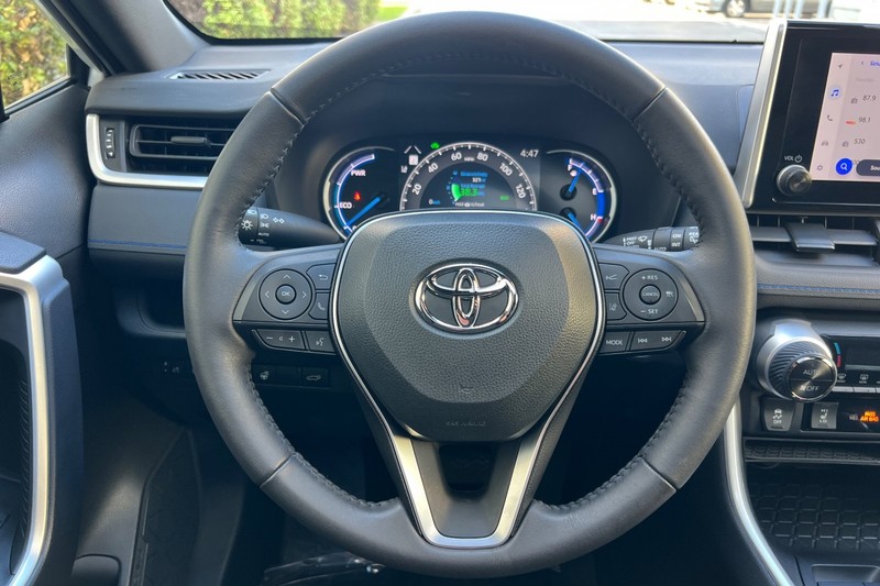 Toyota RAV4 Vehicle Full-screen Gallery Image 23