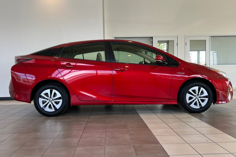 Toyota Prius Vehicle Full-screen Gallery Image 03