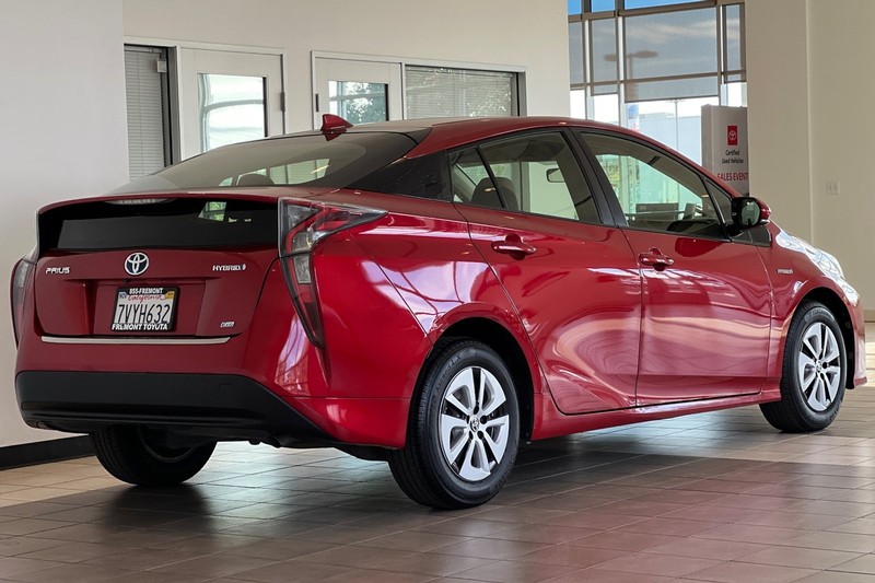 Toyota Prius Vehicle Full-screen Gallery Image 04