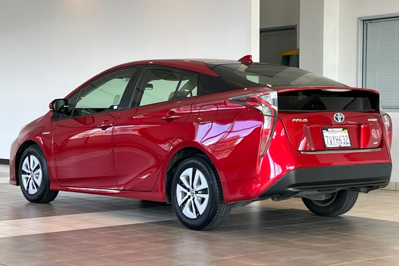 Toyota Prius Vehicle Full-screen Gallery Image 06