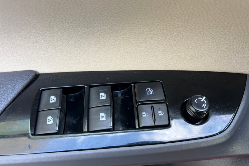 Toyota Prius Vehicle Full-screen Gallery Image 11