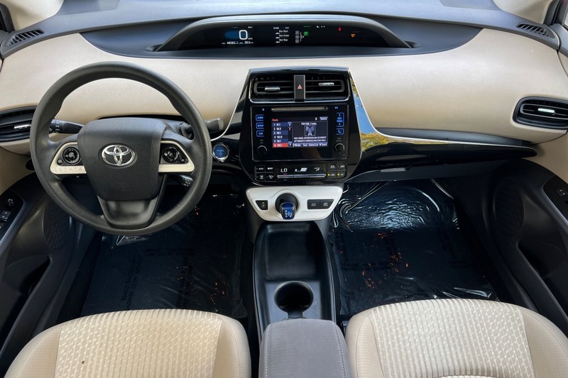 Toyota Prius Vehicle Full-screen Gallery Image 13