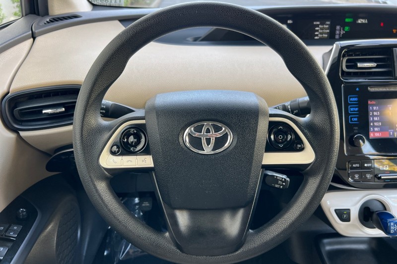 Toyota Prius Vehicle Full-screen Gallery Image 23