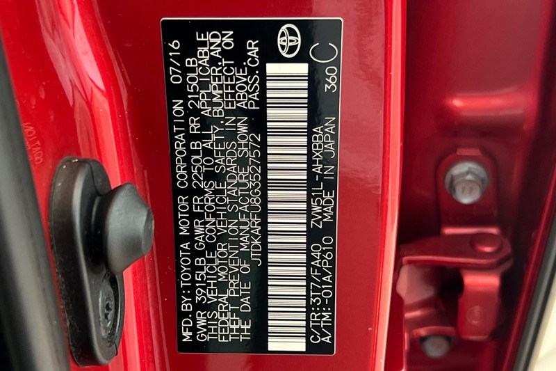 Toyota Prius Vehicle Full-screen Gallery Image 28