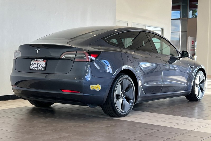 Tesla Model 3 Vehicle Full-screen Gallery Image 04