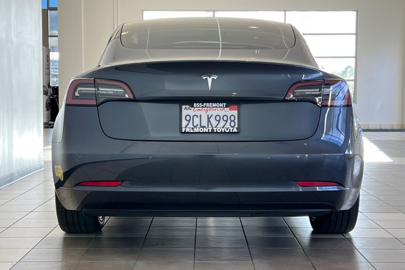 Tesla Model 3 Vehicle Full-screen Gallery Image 05