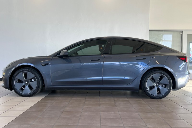 Tesla Model 3 Vehicle Full-screen Gallery Image 07