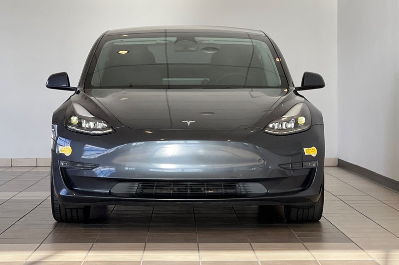 Tesla Model 3 Vehicle Full-screen Gallery Image 09