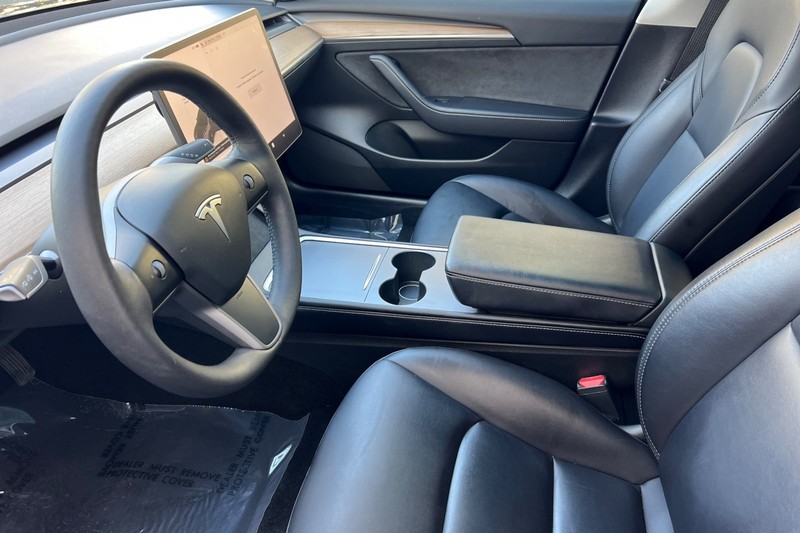 Tesla Model 3 Vehicle Full-screen Gallery Image 10