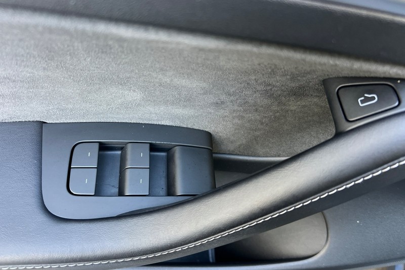 Tesla Model 3 Vehicle Full-screen Gallery Image 11