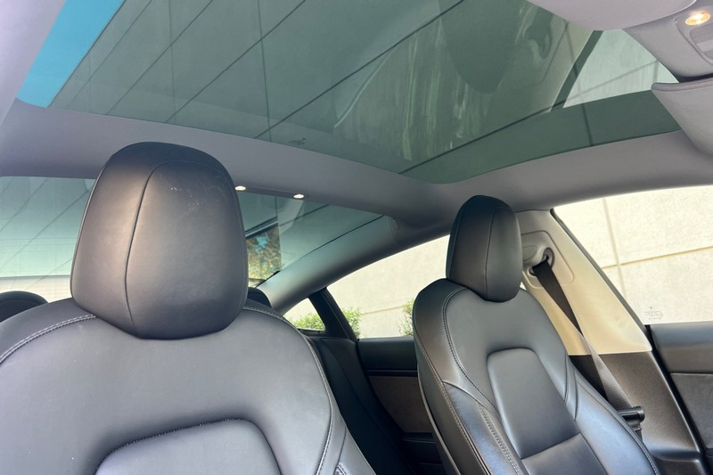 Tesla Model 3 Vehicle Full-screen Gallery Image 16