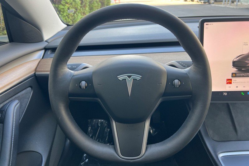 Tesla Model 3 Vehicle Full-screen Gallery Image 21