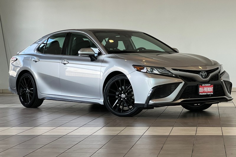 Toyota Camry Vehicle Full-screen Gallery Image 02