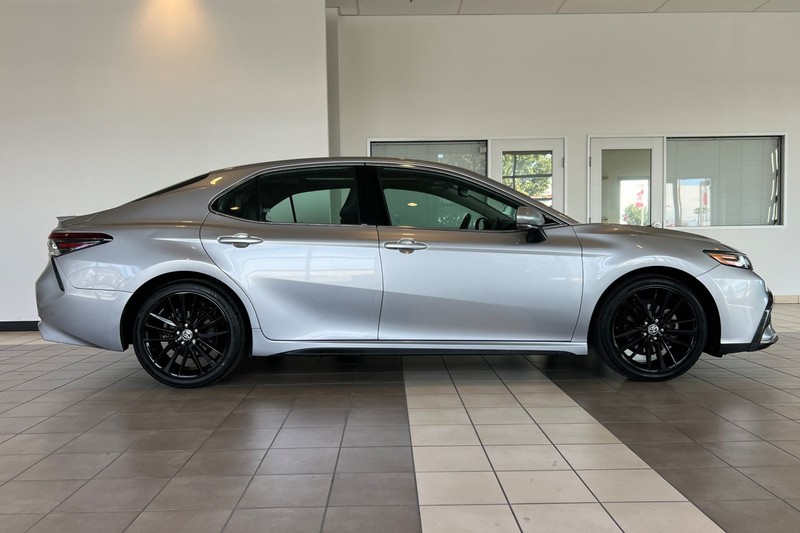 Toyota Camry Vehicle Full-screen Gallery Image 03