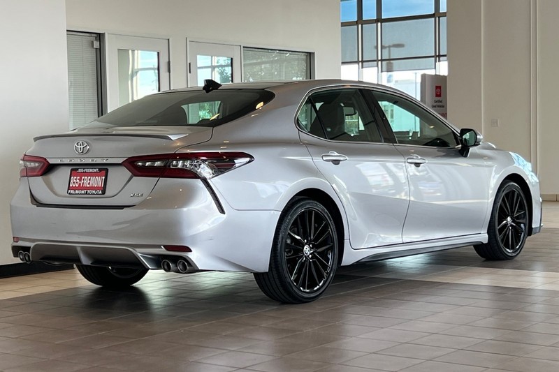 Toyota Camry Vehicle Full-screen Gallery Image 04