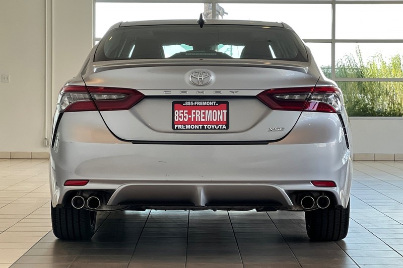 Toyota Camry Vehicle Full-screen Gallery Image 05