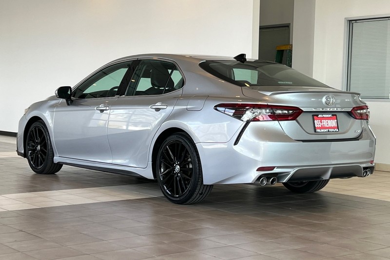 Toyota Camry Vehicle Full-screen Gallery Image 06