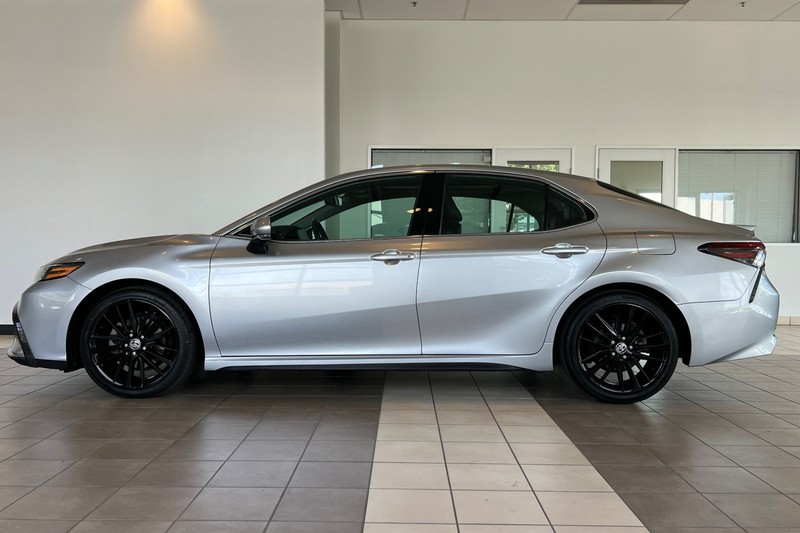 Toyota Camry Vehicle Full-screen Gallery Image 07