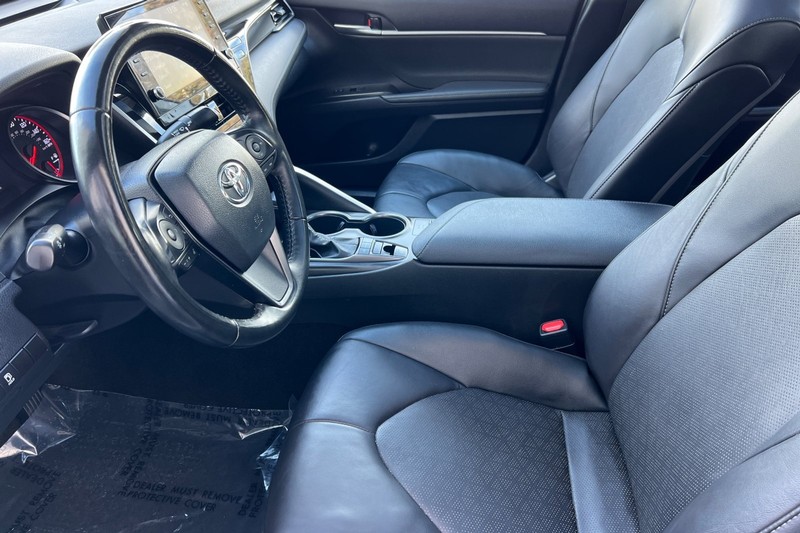 Toyota Camry Vehicle Full-screen Gallery Image 10