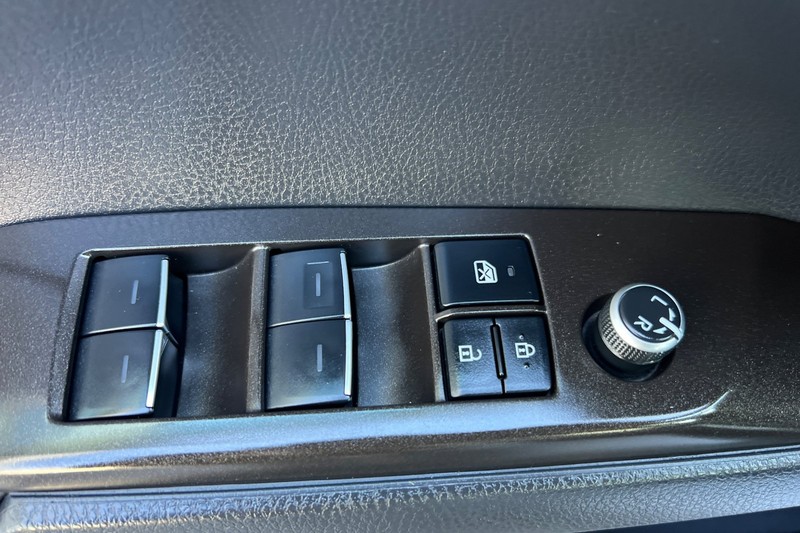 Toyota Camry Vehicle Full-screen Gallery Image 11