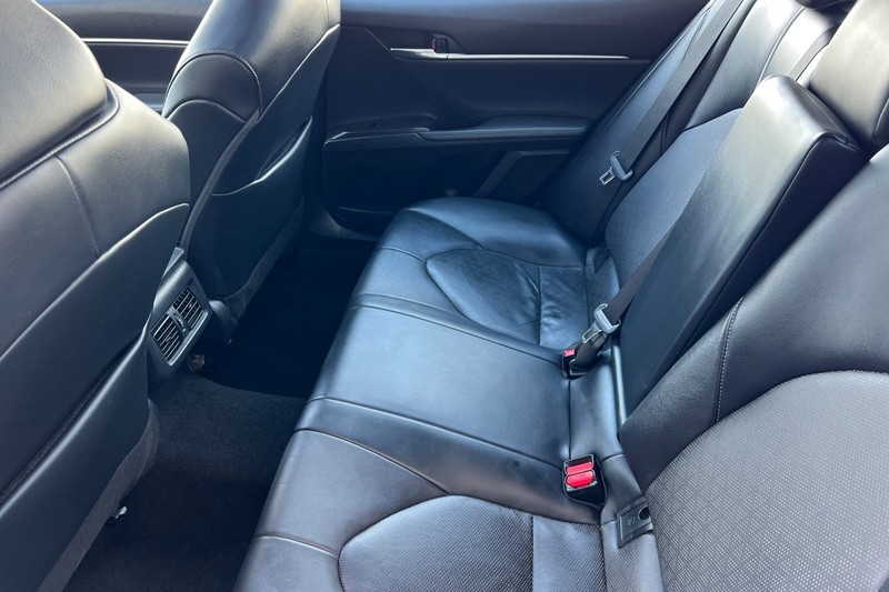 Toyota Camry Vehicle Full-screen Gallery Image 12