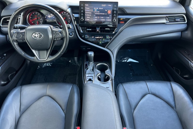 Toyota Camry Vehicle Full-screen Gallery Image 13