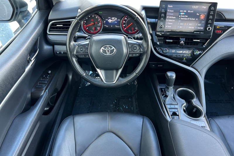 Toyota Camry Vehicle Full-screen Gallery Image 14