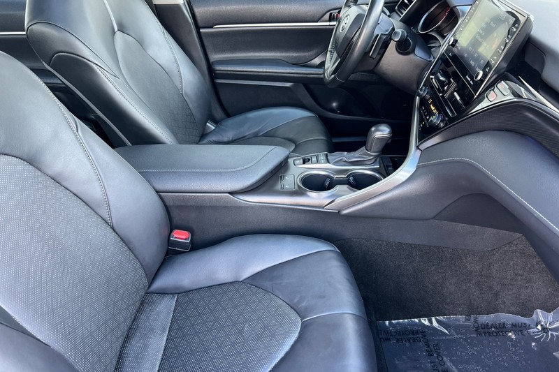 Toyota Camry Vehicle Full-screen Gallery Image 15