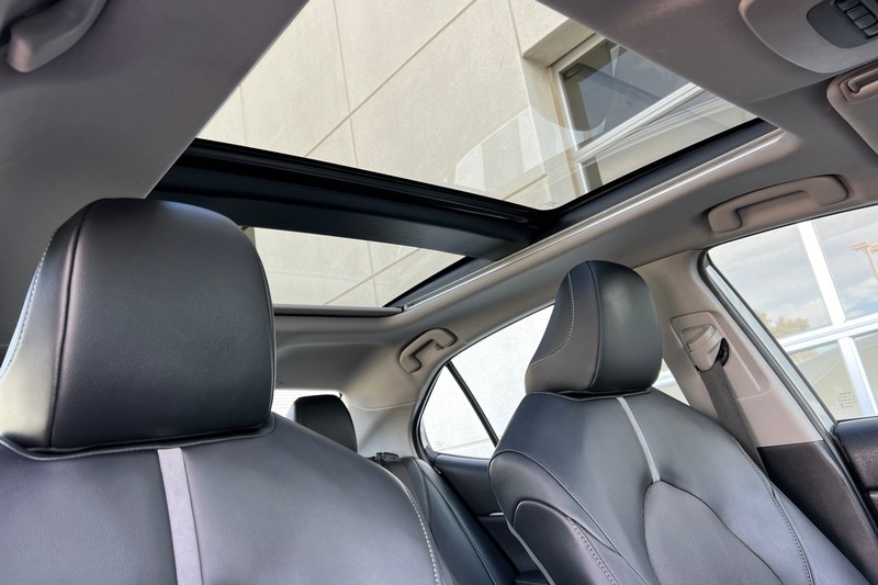 Toyota Camry Vehicle Full-screen Gallery Image 16