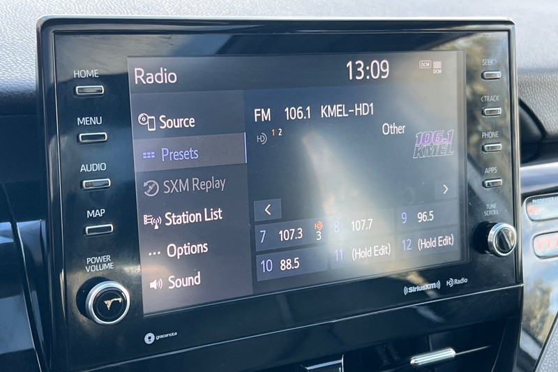 Toyota Camry Vehicle Full-screen Gallery Image 17