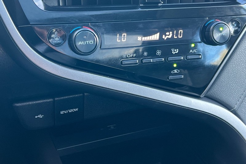 Toyota Camry Vehicle Full-screen Gallery Image 19