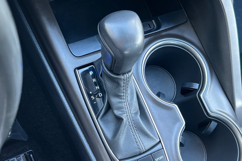 Toyota Camry Vehicle Full-screen Gallery Image 20