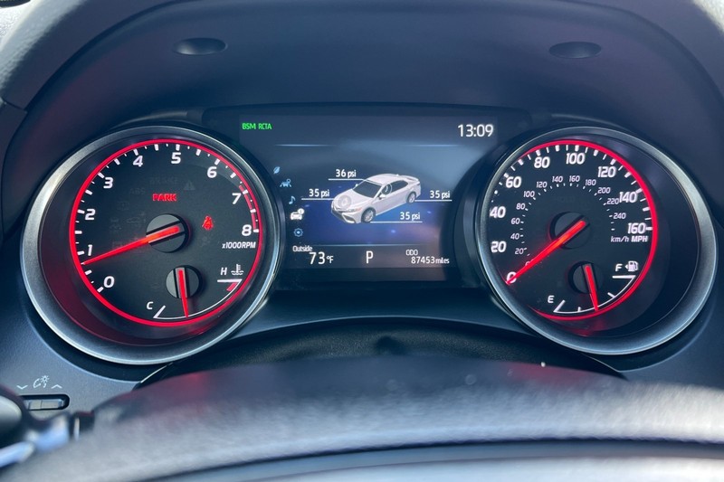 Toyota Camry Vehicle Full-screen Gallery Image 23