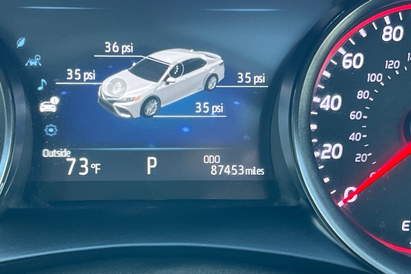 Toyota Camry Vehicle Full-screen Gallery Image 24