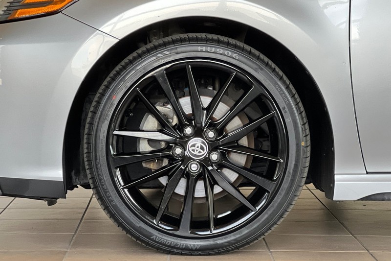 Toyota Camry Vehicle Full-screen Gallery Image 25