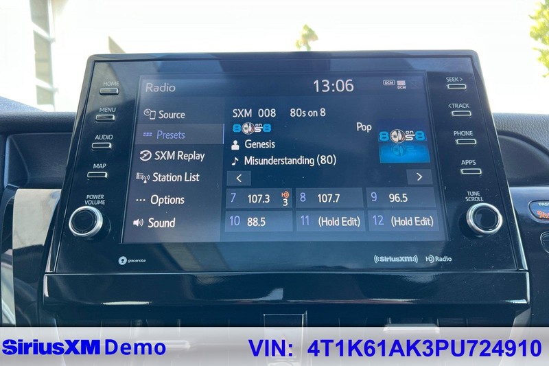 Toyota Camry Vehicle Full-screen Gallery Image 27