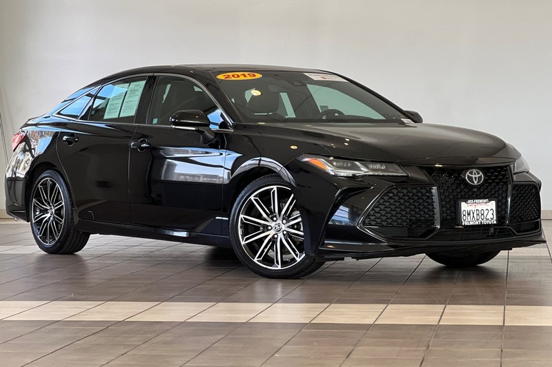 Toyota Avalon Vehicle Full-screen Gallery Image 02