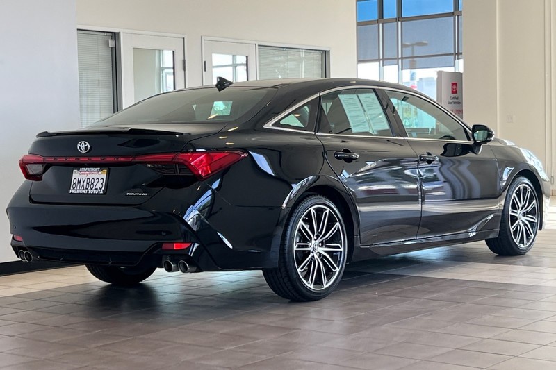 Toyota Avalon Vehicle Full-screen Gallery Image 04