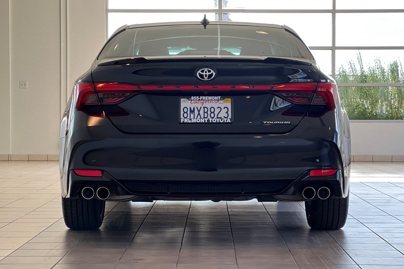 Toyota Avalon Vehicle Full-screen Gallery Image 05